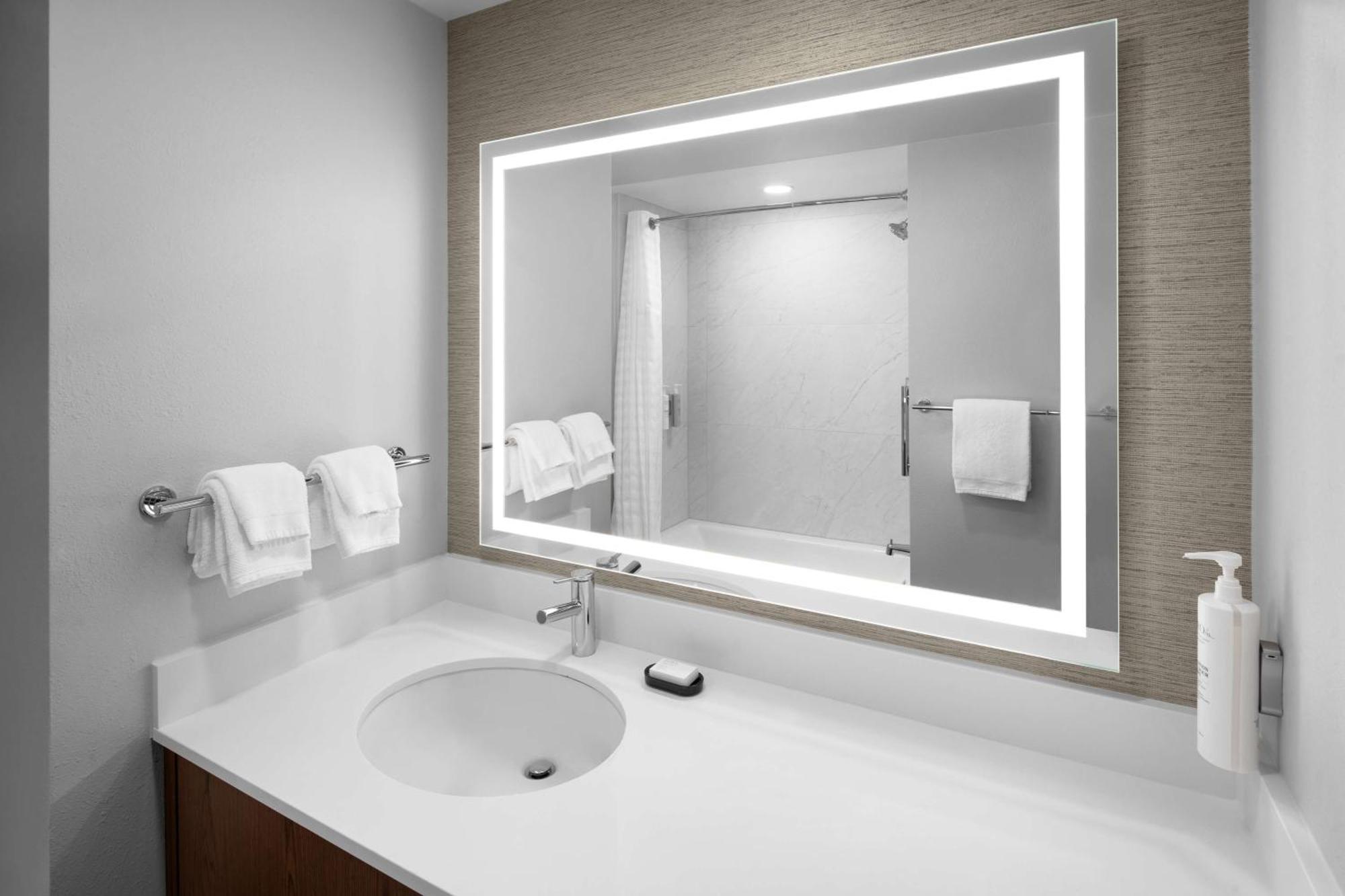 Embassy Suites By Hilton Madison Downtown المظهر الخارجي الصورة